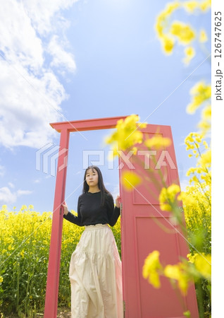満開の菜の花畑を観光する女性（ピンクのドア） 126747625