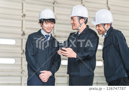 スマホを使う作業服姿の男性作業員(物流センター・工場・配送センター) スマホを使う作業服姿の男性作業員(物流センター・工場・配送センター) 126747787