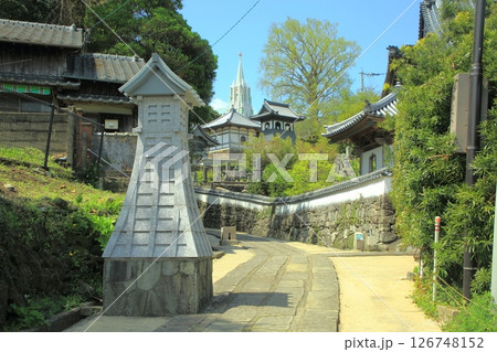 寺院と教会の見える風景　平戸市 126748152