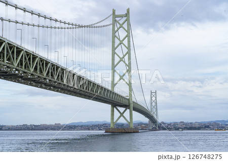 明石海峡大橋の下から見た明石大橋(道の駅あわじより) 明石海峡大橋の下から見た明石大橋(道の駅あわじより) 126748275