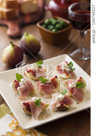 イチジクと生ハムのオードブル 126748327