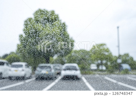 雨の日 車の窓 駐車場 梅雨 初夏 天気 5月 6月 126748347