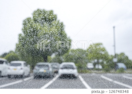 雨の日 車の窓 駐車場 梅雨 初夏 天気 5月 6月 126748348