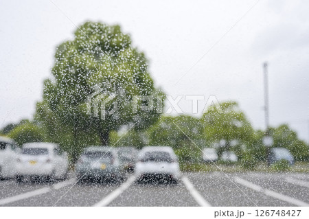 雨の日 車の窓 駐車場 梅雨 初夏 天気 5月 6月 雨の日 車の窓 駐車場 梅雨 初夏 天気 5月 6月 126748427