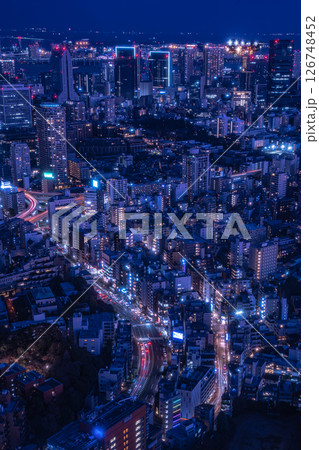 東京・夜の街を走る光跡 ― ブルーアワーから夜陰へ 東京・夜の街を走る光跡 ― ブルーアワーから夜陰へ 126748452