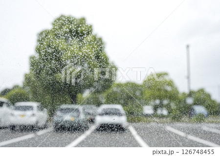 雨の日 車の窓 駐車場 梅雨 初夏 天気 5月 6月 雨の日 車の窓 駐車場 梅雨 初夏 天気 5月 6月 126748455