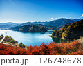 紅葉の始まった湖 126748678