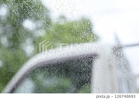 雨の日 車の窓 駐車場 梅雨 初夏 天気 5月 6月 126748693