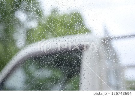 雨の日 車の窓 駐車場 梅雨 初夏 天気 5月 6月 126748694