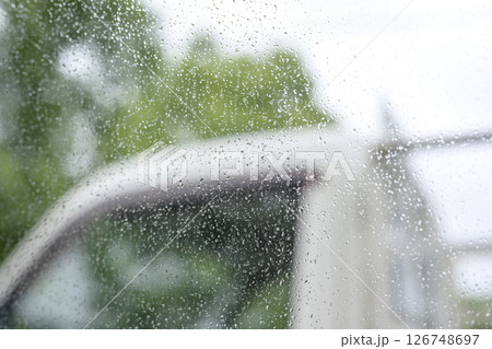 雨の日 車の窓 駐車場 梅雨 初夏 天気 5月 6月 126748697