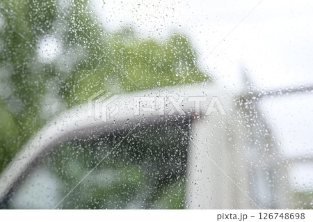 雨の日 車の窓 駐車場 梅雨 初夏 天気 5月 6月 126748698