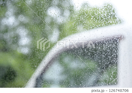 雨の日 車の窓 駐車場 梅雨 初夏 天気 5月 6月 126748706