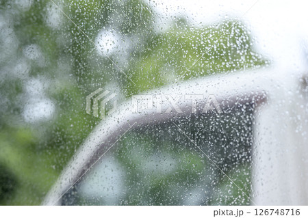 雨の日 車の窓 駐車場 梅雨 初夏 天気 5月 6月 126748716