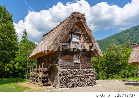 Traditional wooden house in the peaceful village of Shirakawa-go 126748737