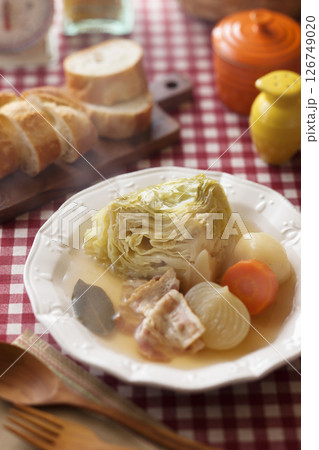 キャベツの丸ごとポトフ 126749020