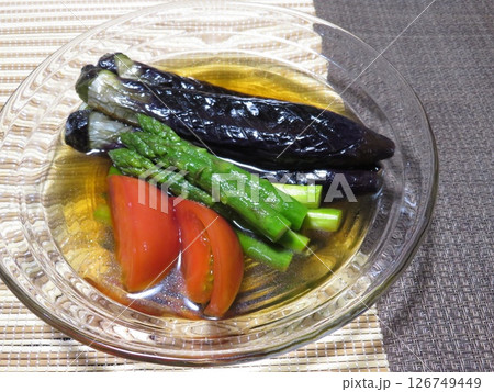 アスパラガスと丸ごと茄子の揚げびたし 126749449