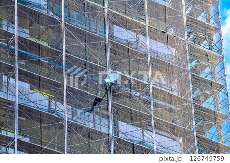 日本の横浜都市景観 マンションの補修や点検等、足場や防護ネットなど。ネットの外に衛星アンテナが… 日本の横浜都市景観 マンションの補修や点検等、足場や防護ネットなど。ネットの外に衛星アンテナが… 126749759