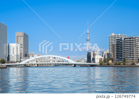 隅田川の風景　東京スカイツリーと永代橋 126749774