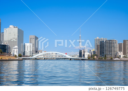 隅田川の風景　東京スカイツリーと永代橋 126749775