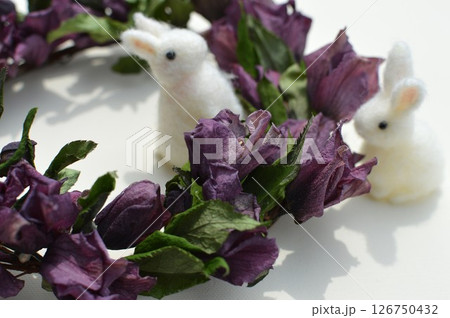 クリスマスローズのドライフラワーのリースとフェルトのうさぎ　　 126750432