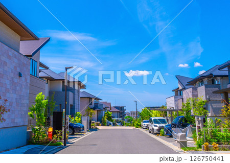 電柱のない閑静な住宅街 電柱のない閑静な住宅街 126750441