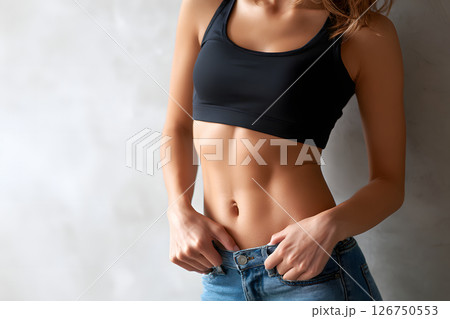 引き締まった女性の腹筋とジーンズのファッションイメージ 126750553