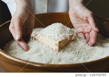 升に入ったお米と女性の手 126750795