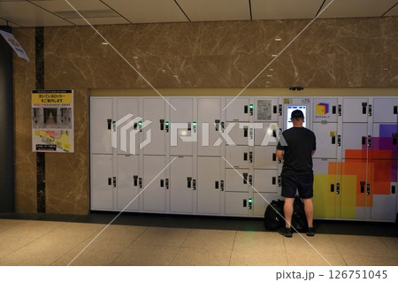 東京駅地下のコインロッカー 荷物を預ける旅行客 東京駅地下のコインロッカー 荷物を預ける旅行客 126751045
