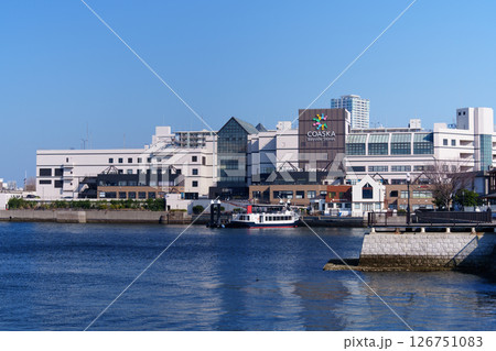 観光船が遊覧する横須賀港の風景 観光船が遊覧する横須賀港の風景 126751083
