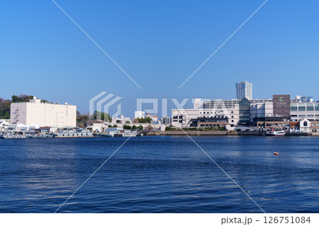 観光船が遊覧する横須賀港の風景 観光船が遊覧する横須賀港の風景 126751084