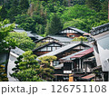 新緑に包まれた日本の宿場町の街並み 126751108