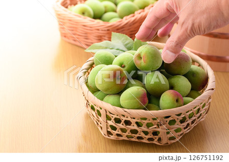 瑞々しい青梅と竹籠の静物写真｜初夏の和素材 126751192