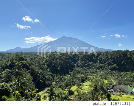 バリ島最高峰で信仰の対象のアグン山 バリ島最高峰で信仰の対象のアグン山 126751311