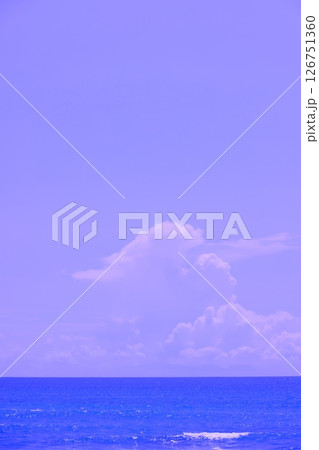 千葉県南房総市和田町の青い海と空(壁紙素材） 126751360