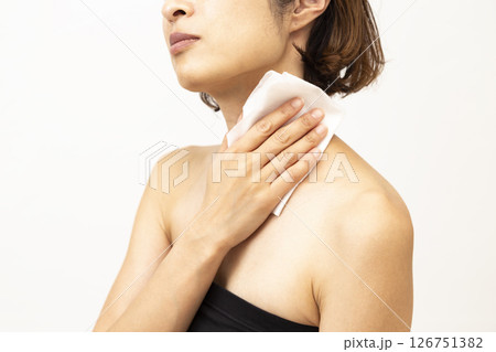 汗拭きシートを使う女性 汗拭きシートを使う女性 126751382