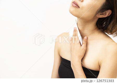 汗拭きシートを使う女性 126751383