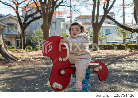 【冬の公園　遊具で遊ぶ1歳児】 126751426