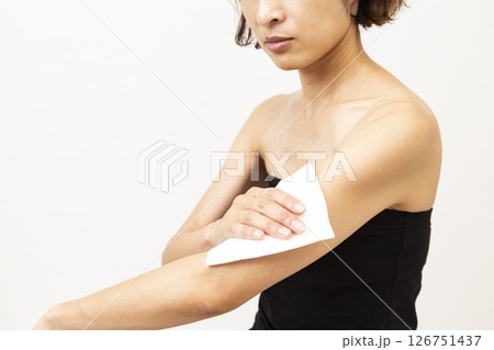 汗拭きシートを使う女性 126751437