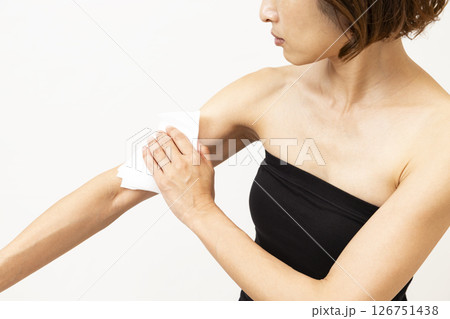 汗拭きシートを使う女性 126751438