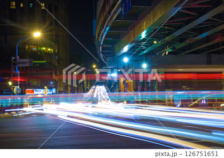 台北大橋高架下の夜の交通渋滞【交通イメージ】 台北大橋高架下の夜の交通渋滞【交通イメージ】 126751651