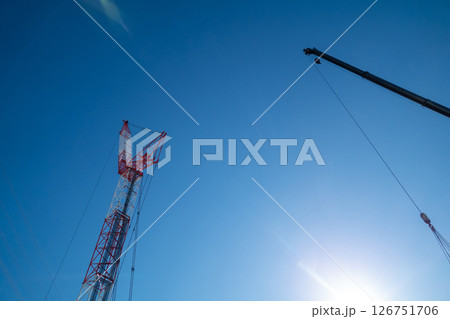 青空に伸びるクレーン 126751706