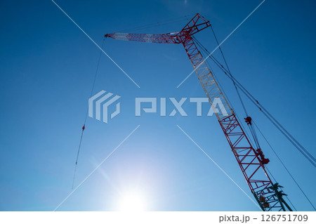 青空に伸びるクレーン 126751709