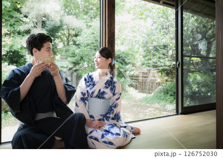 縁側でお茶を飲む男女のカップル 抹茶体験 縁側でお茶を飲む男女のカップル 抹茶体験 126752030