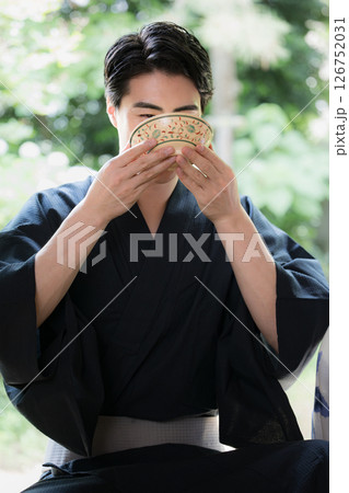 縁側でお茶を飲む男性　旅行や旅館などのイメージ抹茶体験 126752031