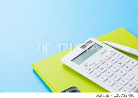 電卓とファイルとボールペン 電卓とファイルとボールペン 126752480