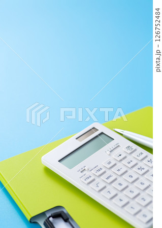 電卓とファイルとボールペン 126752484