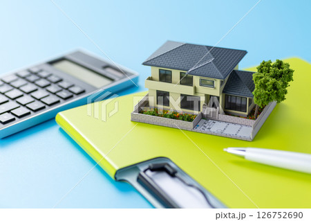 住宅と電卓とファイル 住宅と電卓とファイル 126752690