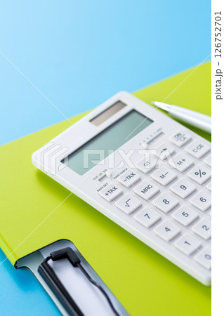電卓とファイルとボールペン 126752701