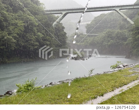 豪雨の大井川 126754120