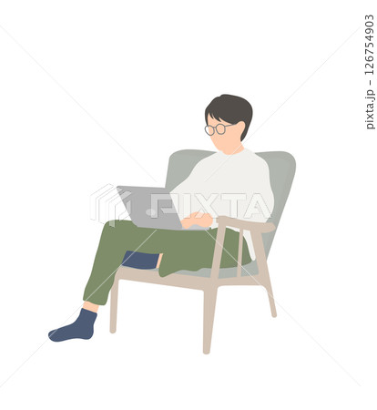 椅子に座ってパソコン作業をする在宅ワーカー男性(白シャツ・眼鏡あり) 椅子に座ってパソコン作業をする在宅ワーカー男性(白シャツ・眼鏡あり) 126754903